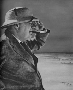 Mr. Churchill Bespiedt de Vijand, 1943