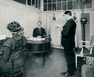 Mr Sandow Bezig met Zijn Dagelijkse Correspondentie