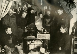 Muziek in de Hut, ca. 1908, 1909 door Unbekannt