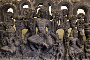 Nationaal museum van India, Delhi. Lintel met de drie-eenheid (Brahma, Vishnu en Shiva). Kakatiya door Unbekannt
