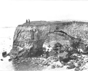Natuurlijke brug aan de kust bij Santa Cruz, Californië, VS, ca. 1900