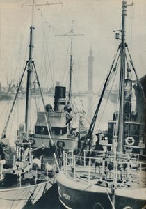 Marine Trawler, HMS Liffy naast een Grimsby vissersvaartuig in Grimsby Docks, 1937 door Unbekannt