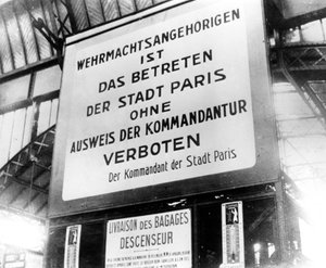 Mededeling in een treinstation in door Duitsland bezet Parijs, 17 juli 1940