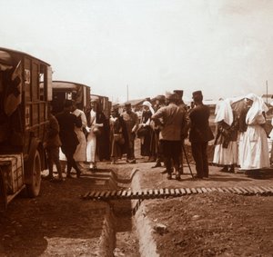 Verpleegsters en Rode Kruis ambulances, c1914-c1918