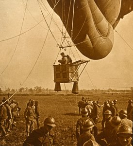 Observatie van vijandelijke posities vanuit een barrageballon, ca. 1914-ca. 1918 door Unbekannt