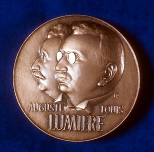 Voorzijde van medaille ter herdenking van 50 jaar cinematografie door de gebroeders Lumière, 1945 door Unbekannt