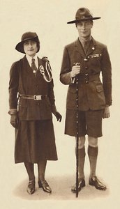Op weg naar een bijeenkomst van scouts en gidsen, c1931 1937