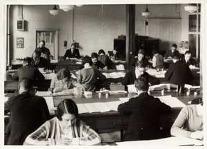 Kantoorwerkers, circa 1930 door Unbekannt