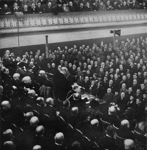 Op 27 januari sprak Mr. Churchill een publiek toe in Free Trade Hall, Manchester, 1913, 1945 door Unbekannt