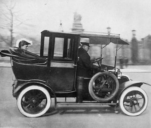Op 2 maart 1911 ging minister van Binnenlandse Zaken, Mr. Winston Churchill naar het Paleis, 1911, 1945 door Unbekannt