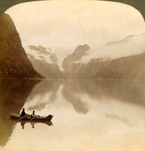 Op somber Meer Olden, tussen met wolken bedekte bergen, naar Maelkevold gletsjer, Noorwegen, 1905 door Unbekannt