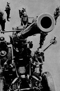 Op doel! - Een 3,7 inch kanonploeg bij gevechtsoefening, 1943 door Unbekannt