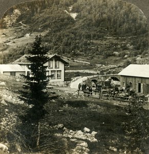 Op de schilderachtige Telemarkenweg - paarden wisselen bij Grundesbro skyds station, Noorwegen, ca. 1905 door Unbekannt