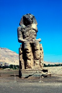 Een van de Kolossen van Memnon, nabij de Vallei der Koningen, Egypte, 14e eeuw v.Chr. door Unbekannt