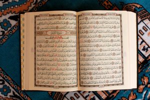 Open Koran en gebedskleed, Tunesië door Unbekannt