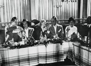 Opening van een restaurant door populaire Franse zangers, Parijs, september 1941 door Unbekannt