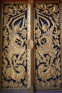 Sierlijke tempeldeur in Wat Chedi Luang, Chiang Mai, Thailand