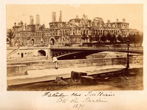 Parijse Commune (1871): uitzicht op de brug van Arcole en het stadhuis na de brand van mei 1871. Anonieme fotografie door Unbekannt