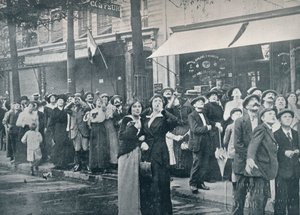 Parijse menigte kijkt naar een van de Duitse vliegtuigen die over de stad vliegen, ca. 1914 door Unbekannt