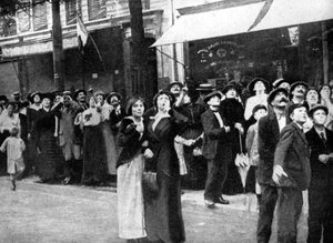 Parijzenaars kijken naar een Duits vliegtuig, Eerste Wereldoorlog, 1914 door Unbekannt