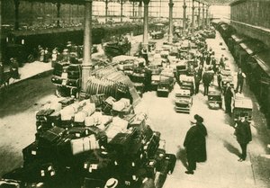 Bagage van passagiers op Talbot Road Station, Blackpool, in het vakantieseizoen, 1930 door Unbekannt