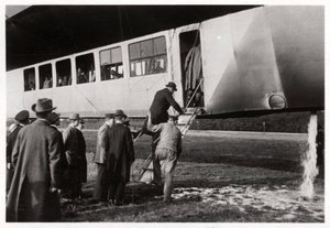 Passagiers die aan boord gaan van Zeppelin LZ 11 Viktoria Luise, c1912-1914 1933 door Unbekannt