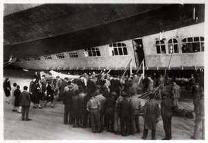 Passagiers die aan boord gaan van de Zeppelin LZ 127 Graf Zeppelin, 1933 door Unbekannt