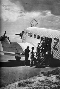 Passagiers die aan boord gaan van een van de Junkers vliegtuigen van South African Airways, ca. 1936-1937 door Unbekannt