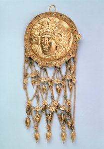 Hanger met hoofd van Athena Parthenos, begin 4e eeuw v.Chr. door Unbekannt