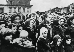 Mensen van de Russische stad Smolensk na de bevrijding door het Rode Leger