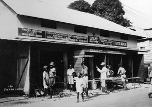 Mensen buiten een begrafenisonderneming, Sierra Leone, 20e eeuw door Unbekannt