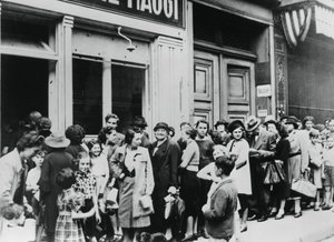 Mensen in de rij voor een zuivelwinkel, door Duitsland bezet Parijs, 26 juli 1940