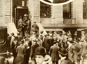 Mensen wachten op nieuws van de Titanic...New York City, VS, april 1912, 1935 door Unbekannt