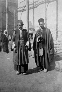 Perzische pelgrims buiten de Kazimain-moskee, Irak, 1917-1919