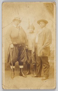 Fotografische ansichtkaart van drie niet-geïdentificeerde vrouwen, 1904-1918 door Unbekannt