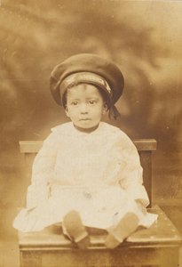 Fotografische ansichtkaart met afbeelding van een klein kind, 1918-1930 door Unbekannt