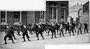 Lichamelijke oefening op een Londense school, ca. 1900-1901 door Unbekannt