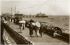 Pier, promenade en muziektent, Eastbourne, Sussex, ca. 1920s door Unbekannt
