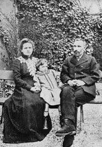 Pierre en Marie Curie, Franse wetenschappers, met hun dochter Irene, 1904