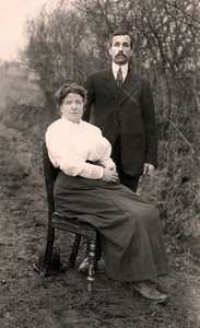 Portret van een stel buiten, begin 20e eeuw