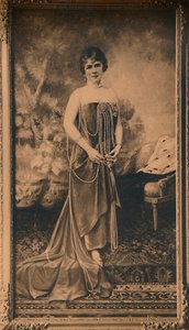 Portret van een vrouw bij de Cubaanse ambassade in Brussel, België (1927) door Unbekannt