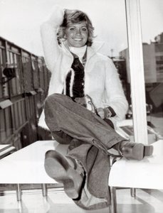 Portret van de Australische zangeres en komiek Olivia Newton John (geb. 1949), Londen, 23/05/1975 door Unbekannt
