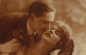 Ansichtkaart van romantisch vintage paar, in sepia
