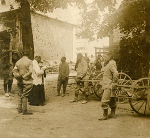 Priester die mis opdraagt in de open lucht, ca. 1914-1918