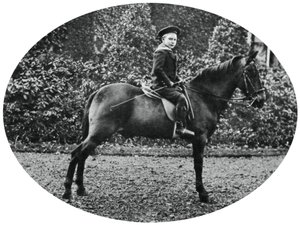 Prins Albert Windsor op zesjarige leeftijd, zittend op een paard, 1902