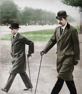 Prins Edward wandelend met Mr HP Hansell, zijn leraar, in Auteuil, Frankrijk, 1912 1936