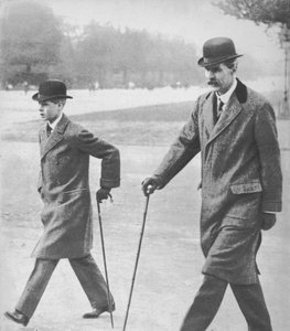 Prins Edward wandelend met Mr HP Hansell, zijn leraar, in Auteuil, Frankrijk, 1912-1936