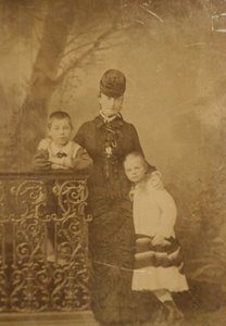 Prinses Ekaterina Mikhailovna Yurievskaya met kinderen Georgy en Olga door Unbekannt
