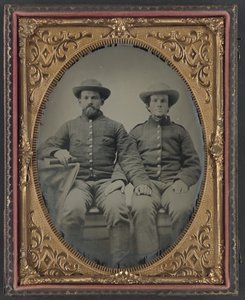 Soldaat Charles Chapman van Compagnie A, 10e Virginia Cavalerieregiment, links, en niet-geïdentificeerde soldaat door Unbekannt
