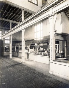 Publieke gemaksstand, met ansichtkaart, snoep en publieke stenograafhokjes in het Paleis van Manufacturen op de Wereldtentoonstelling van 1904